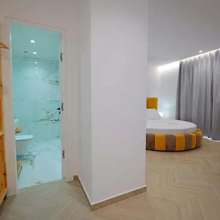 Juna - Private Sarandë