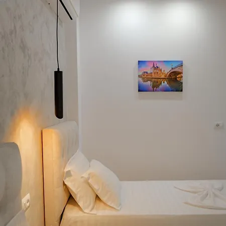 Juna - Private Sarandë