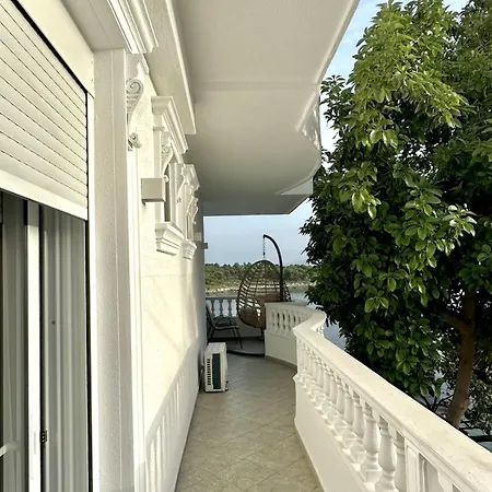 Juna - Private Sarandë